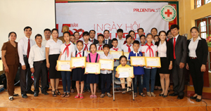 Lễ trao học bổng cho các em học sinh nghèo của thành phố Hòa Bình.

